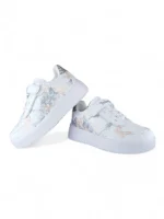 tenis casual para niña con diseño de mariposas en color blanco con plateado marca Titinos