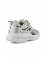 Tenis deportivo para niña en color plateado con detalle de estrella, suela liviana y diseño cómodo marca Titinos referencia 7151-292.